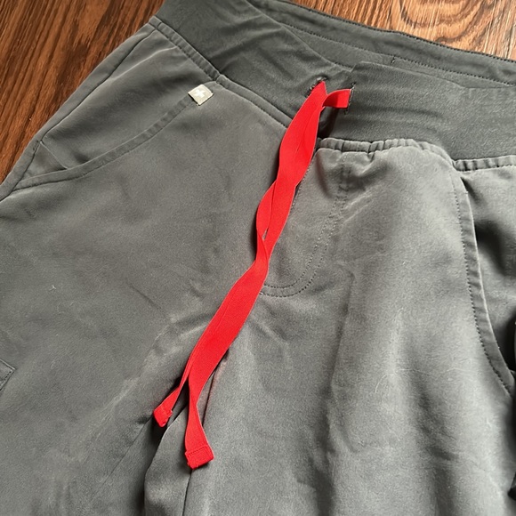 Figs Set Zamora Jogger Pants & Catarina Top Scrubs Charcoal Gray Red Size XXS - Picture 9 of 12